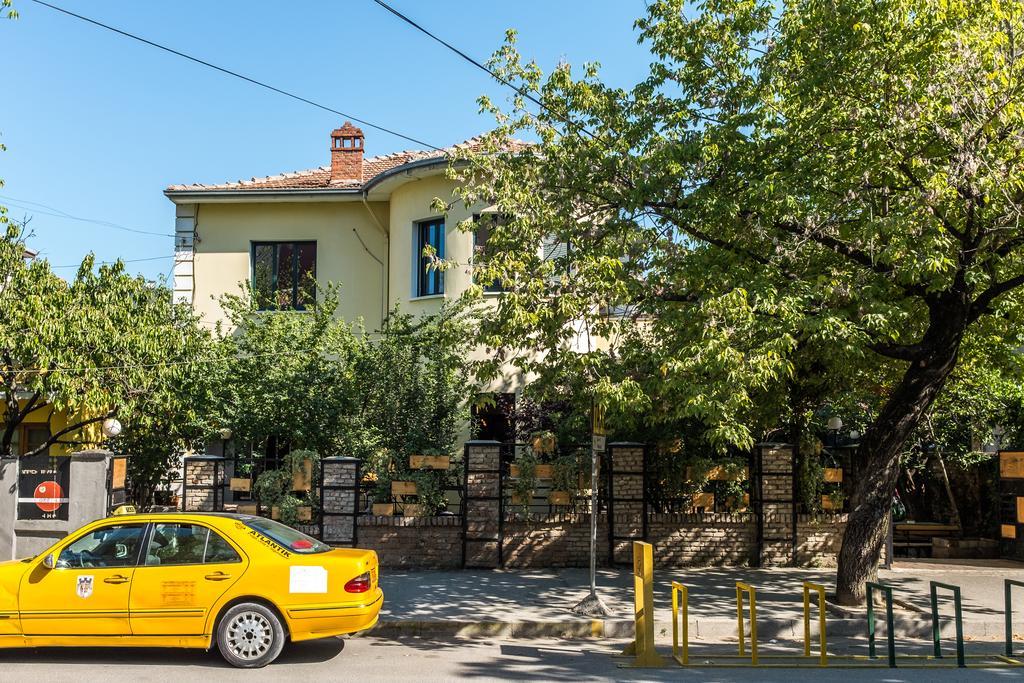 Destil Hostel Tirana Exterior foto