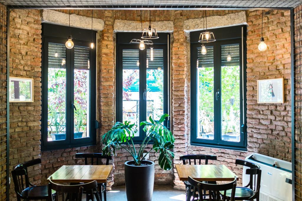 Destil Hostel Tirana Exterior foto